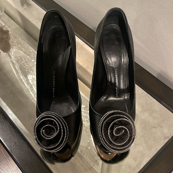 Giuseppe Zanotti Black Leather Flower Detail Peep Toe Pumps Size 39. - Picture 2 of 8